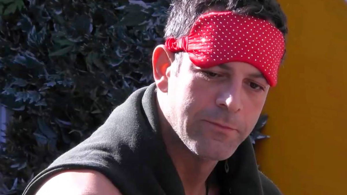 Stefano Miele al Grande Fratello fa outing a un famoso cantante: “È gay” article-post