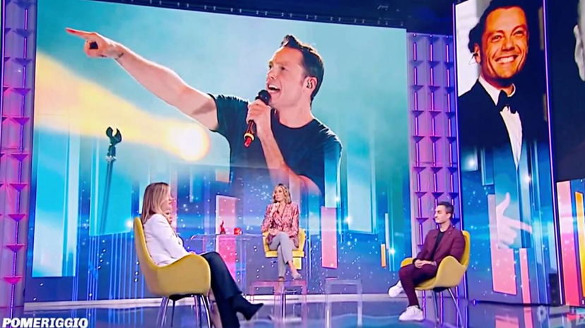 Stroncatura di Tiziano Ferro a Pomeriggio 5: “Ha rotto!”, interviene Myrta preview