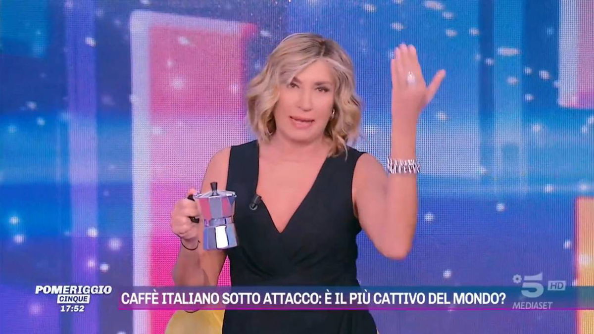 Myrta Merlino porta una moka nello studio di Pomeriggio 5 per parlare di caffeuccio article-post