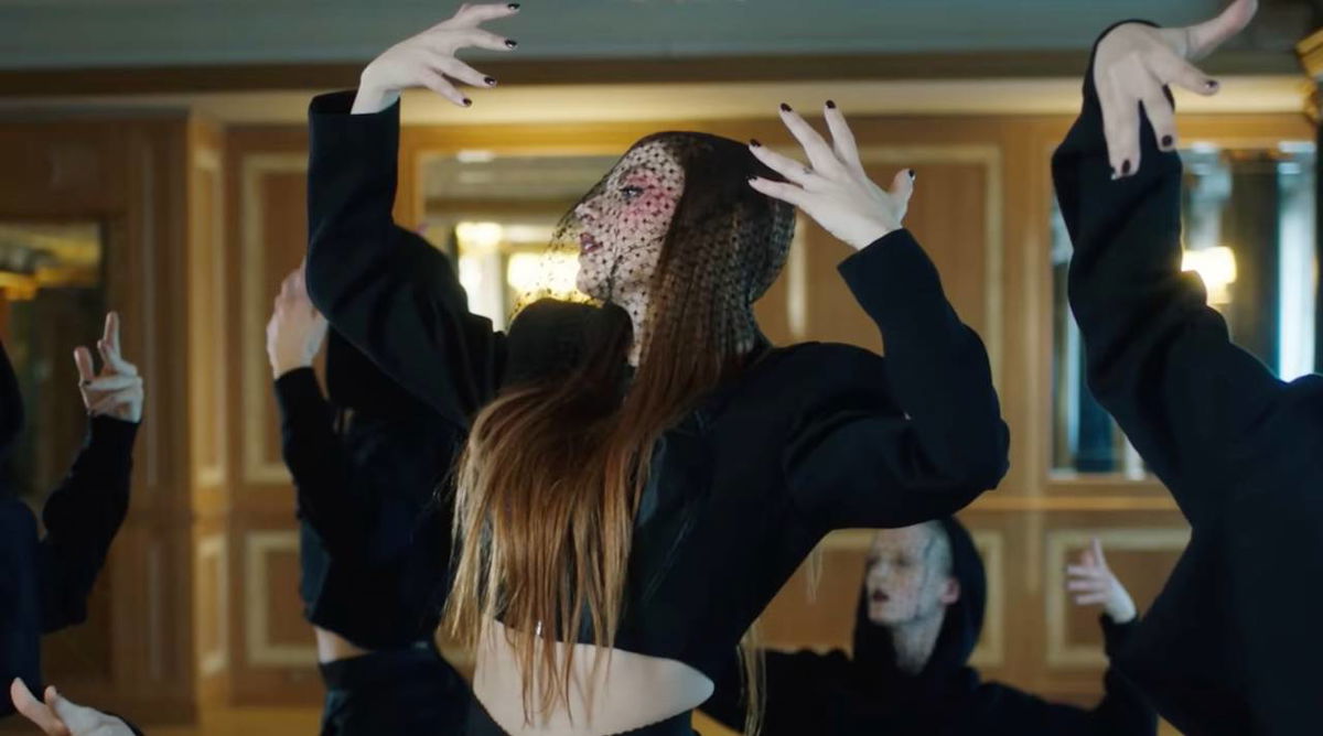 Annalisa omaggia Bellissima, Mon Amour e Ragazza Sola nel video Sinceramente article-post