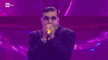 La reazione di Geolier ai fischi ricevuti al Teatro Ariston preview