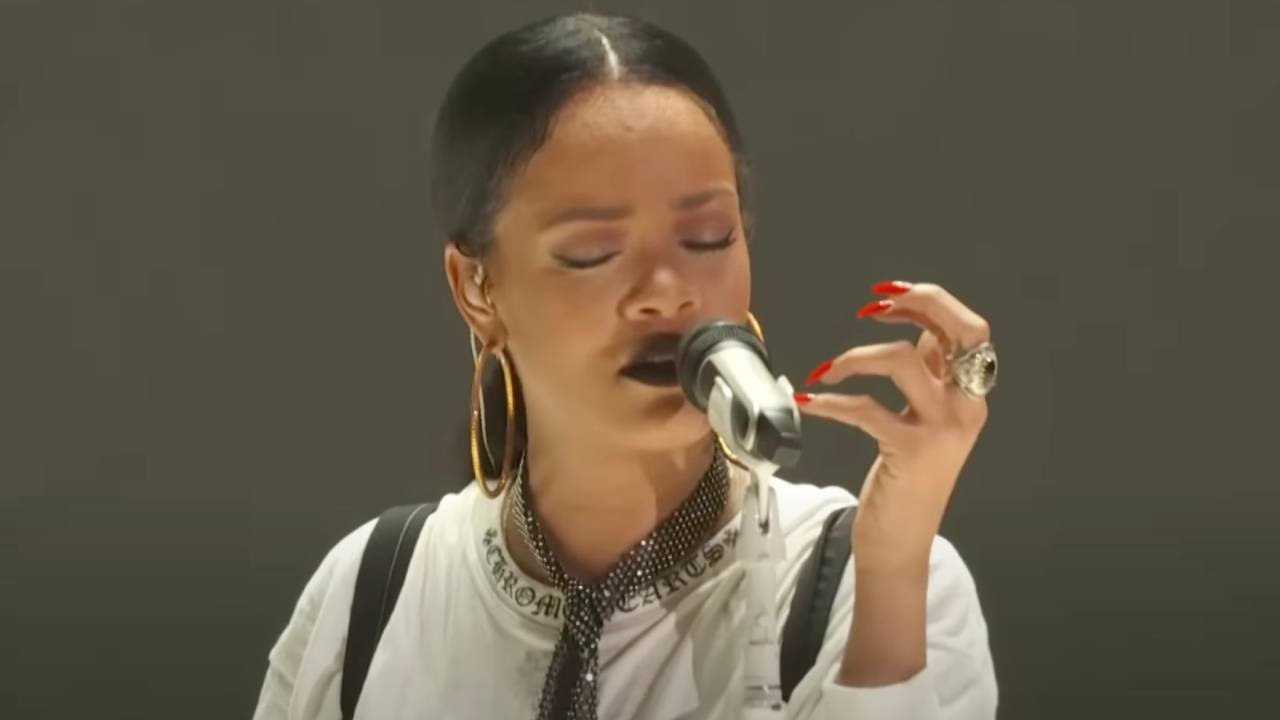 Rihanna canta in Inda