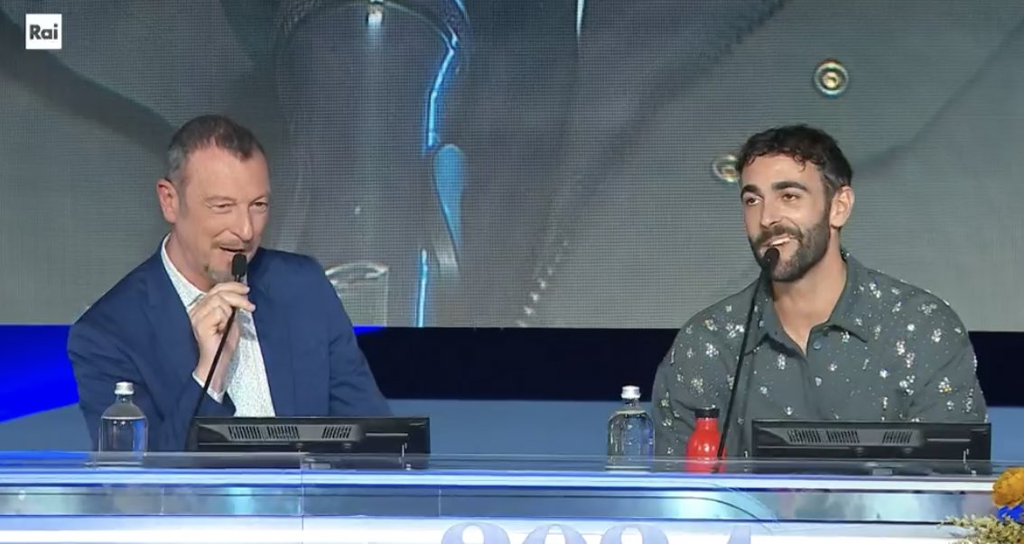 Enrico Lucci ad Amadeus: “Sei antifascista?”, lui risponde e svela una curiosità article-post