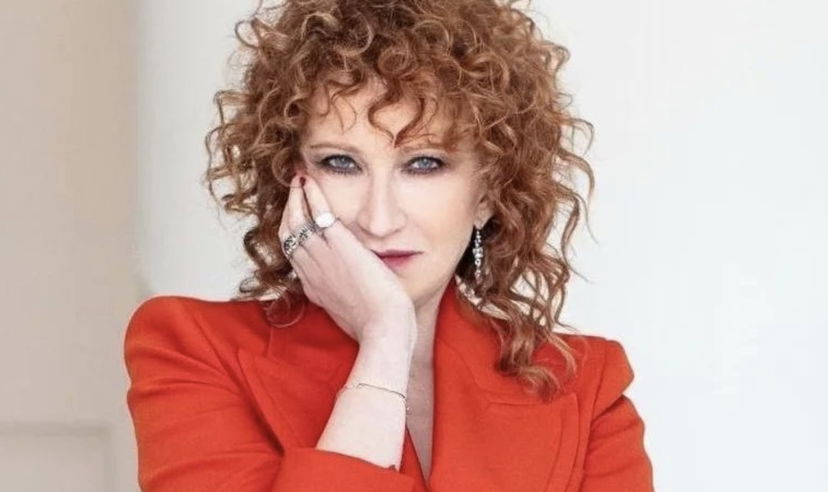 “Orgogliosa e canto” come il vestito oro-blu, Fiorella Mannoia: “Mò lo sento pure io!” preview