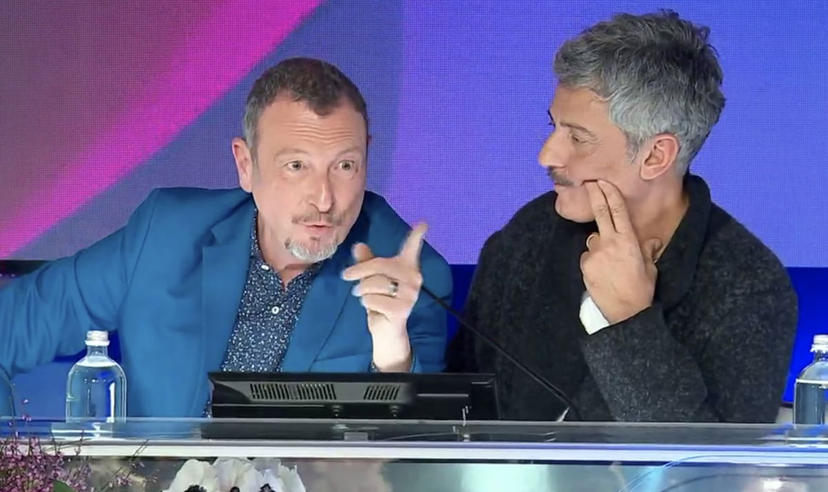 Polemiche durante la conferenza stampa di Sanremo, Amadeus precisa: “Il regolamento l’ho scritto e cambiato io!” article-post