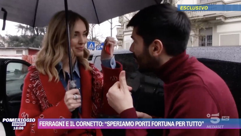 Pomeriggio 5 consegna il corno anti sfortuna a Chiara Ferragni preview