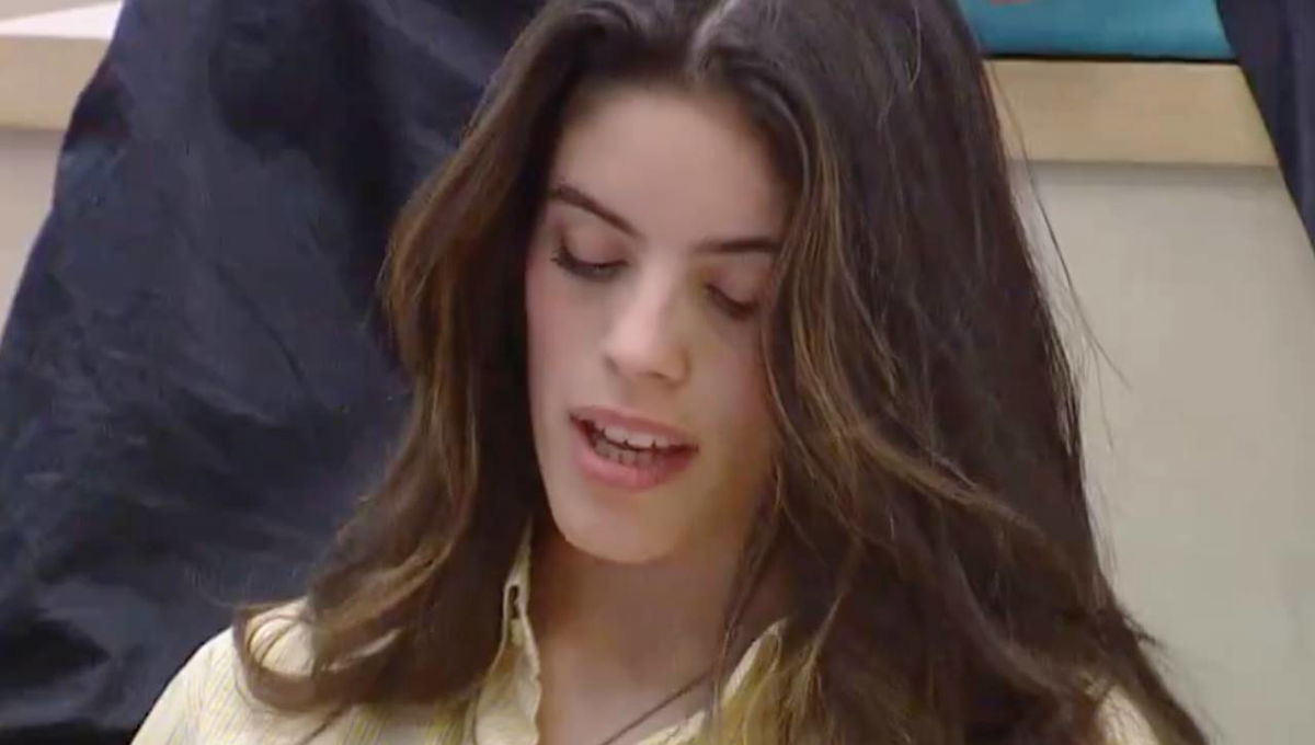 Gaia De Martino, Alessandra Celentano le assegna la lap-dance, lei piange: “Mi sento ridicola” article-post