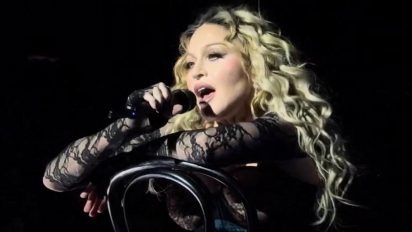 Madonna chiede a un fan di alzarsi, poi scopre che è sulla sedia a rotelle: “Oddio scusami” preview