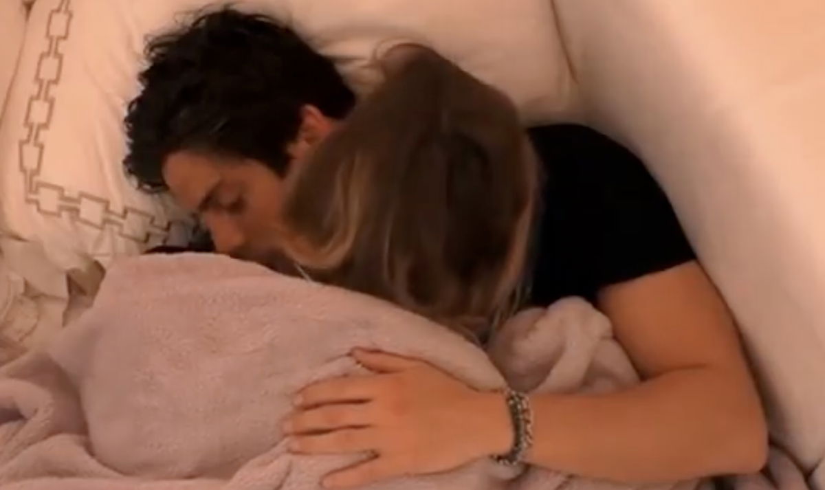 Alessio e Anita si sono baciati nella notte article-post