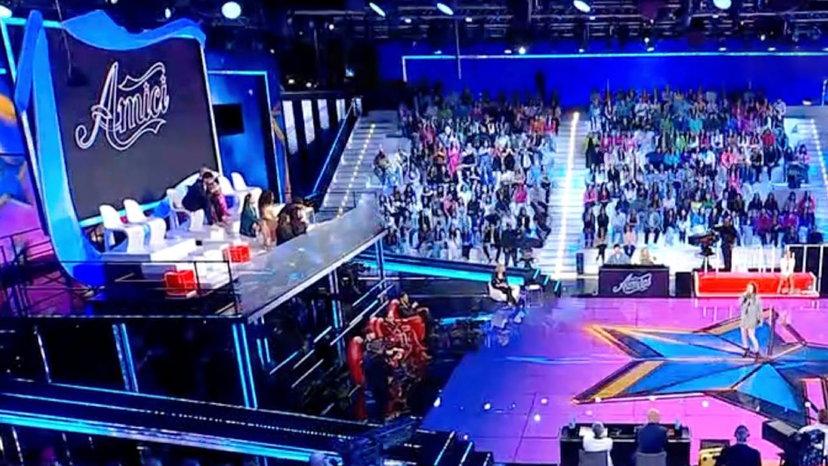 Eliminato, sfide e ospiti: anticipazioni della nuova puntata di Amici preview