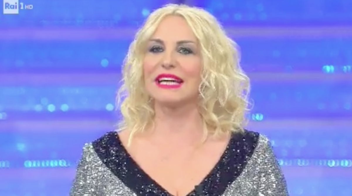 Cantante che ha deriso Antonella Clerici, lei fa il nome: “Mi ha detto puzzavo di sugo” article-post