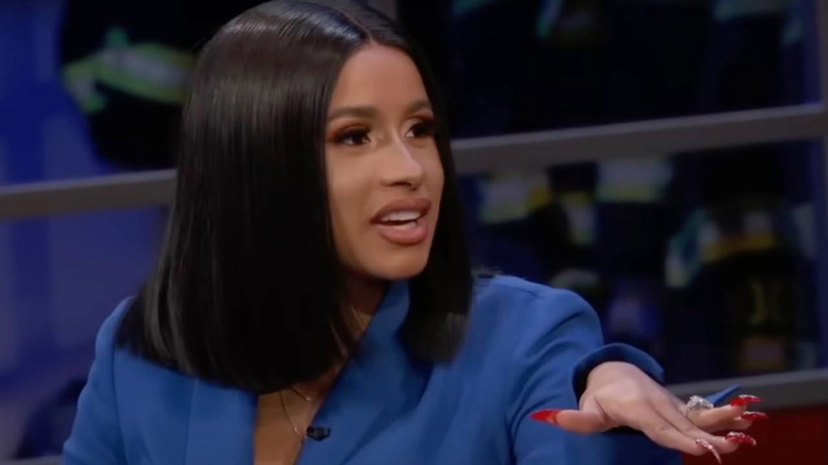 Cardi B si improvvisa psicologa: “Non tuti nascono gay, ecco come molti lo diventano” article-post