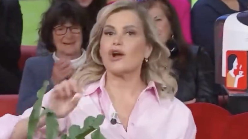 Paresi facciale per Simona Ventura, ma va in onda lo stesso e dice al regista: “Riprendimi pure la faccia” preview