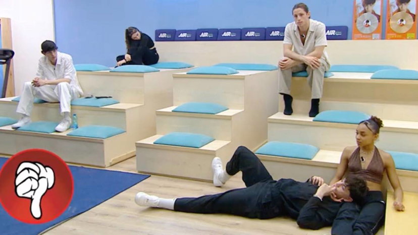 Agitazione ad Amici: critiche e paragoni creano tensioni tra i concorrenti preview