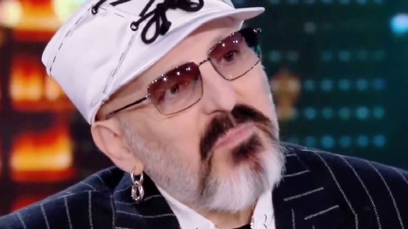 Gigi D’Agostino torna in tv e parla della malattia: “Il dolore porta via la vita” article-post