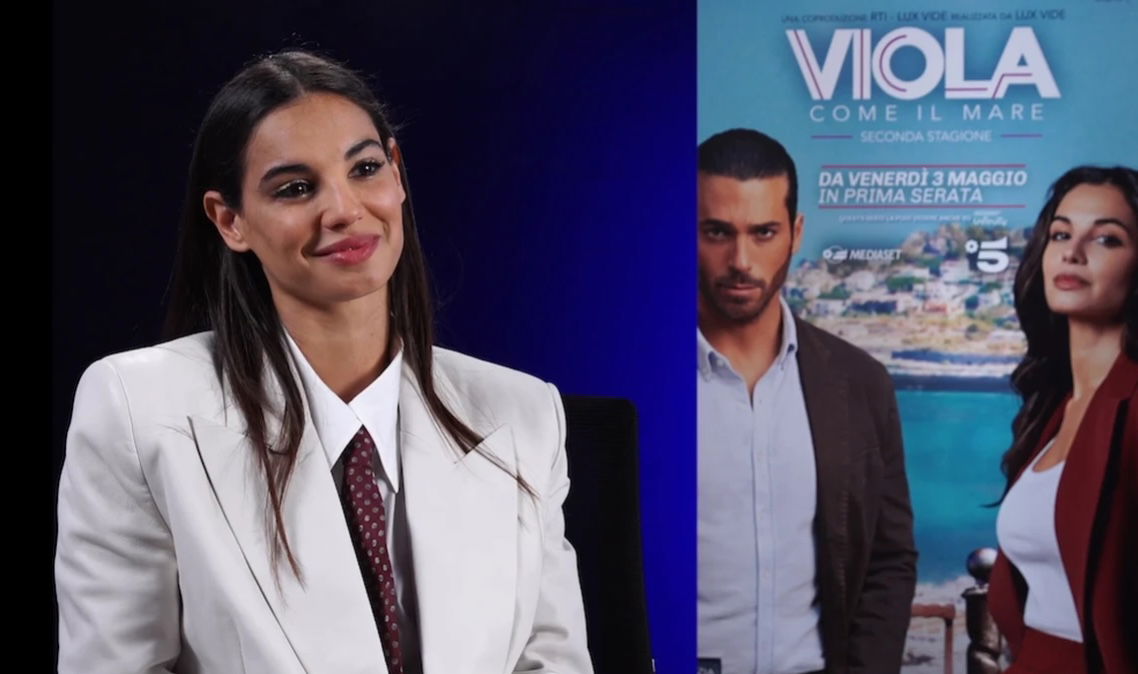 Can Yaman tira una stoccatina a Francesca Chillemi: è caos durante la promo di Viola Come Il Mare article-post