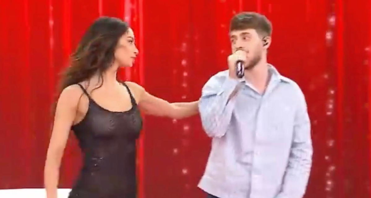 Holden confessa che avrebbe voluto baciare Francesca Tocca, poi scrive a Raimondo Todaro article-post