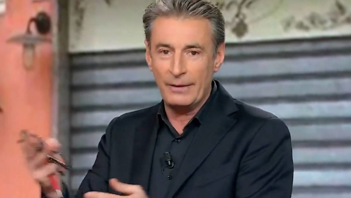 “Milo Infante è il bello di Rai2”, il conduttore replica stizzito alla battuta di Fiorello: “Invidia” article-post