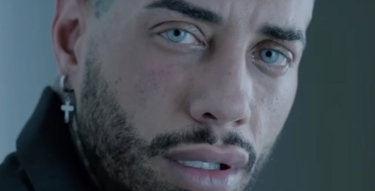 Francesco Chiofalo mostra gli occhi azzurri dopo l’operazione article-post