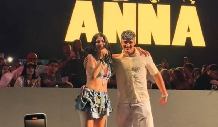 Anna fa salire un fan sul palco per cantare con lei, il risultato è inaspettato preview