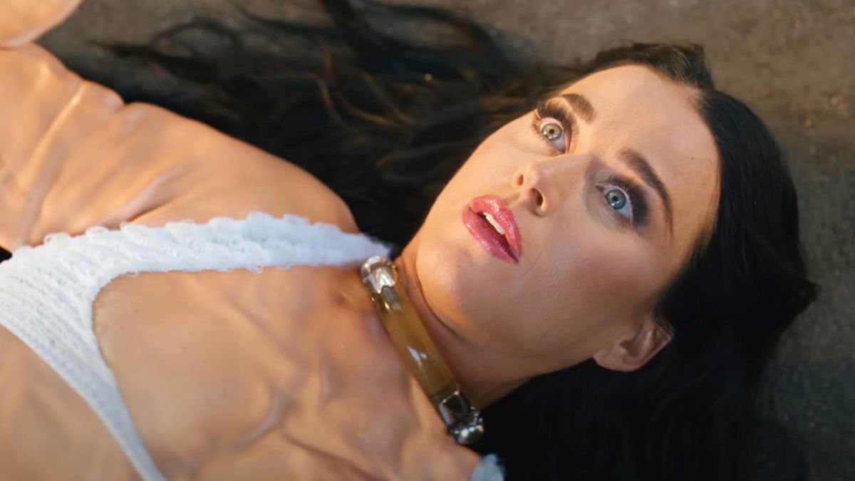 Katy Perry “nel panico per il flop, disperata, cerca di riconquistare i fan” article-post
