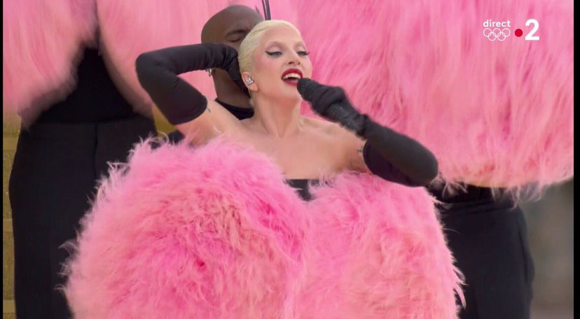 Lady Gaga è Zizi Jeanmarie all’apertura delle Olimpiadi di Parigi preview