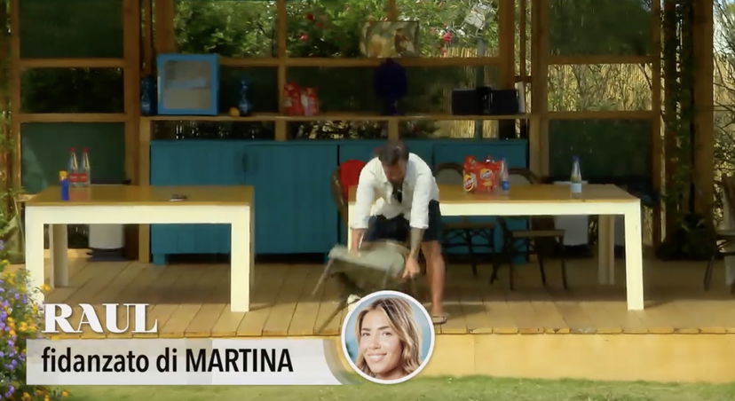 Temptation Island, Raul perde la testa e spacca una sedia: “Mi sono ferito alla mano” preview