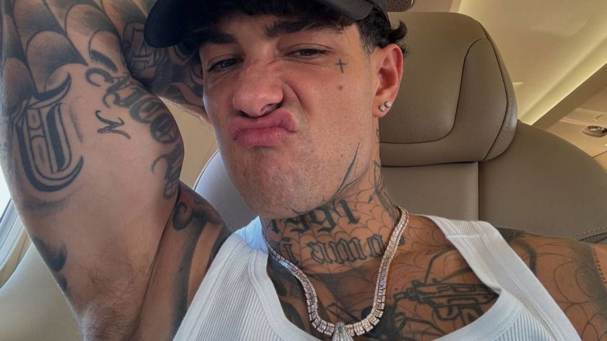 Tony Effe confessa di flirtare con una vip sposata: “Mi scrive vediamoci” article-post