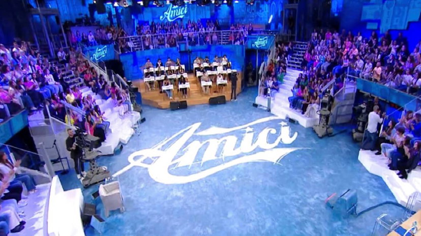 Amici, cantante ammette il flop e parla della crisi: “Numeri non esaltanti” preview