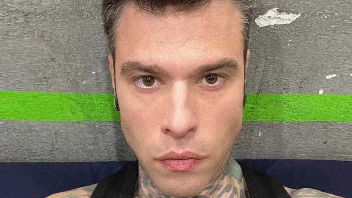 Frecciatina di Fedez che parla di falsità: lui non si nasconde article-post