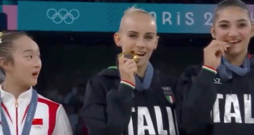 La cinese che imita le italiane e morde la medaglia, la sua spiegazione una volta tornata in patria article-post