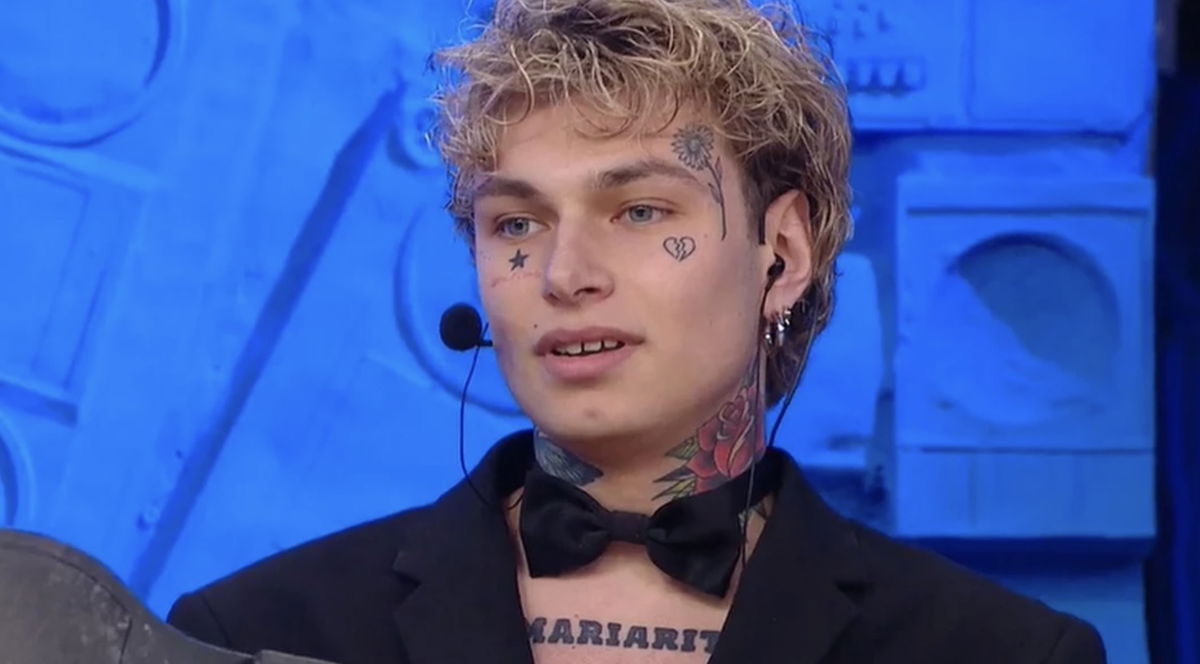 Ayle si confessa e parla di sostanze: “Un lato di me tenuto nascosto” article-post