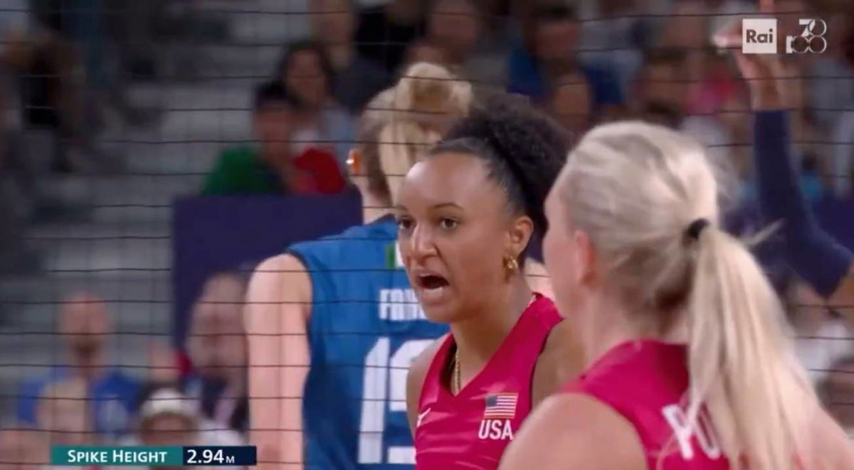 La pallavolista americana Haleigh Washington impreca in italiano durante la finale delle Olimpiadi article-post