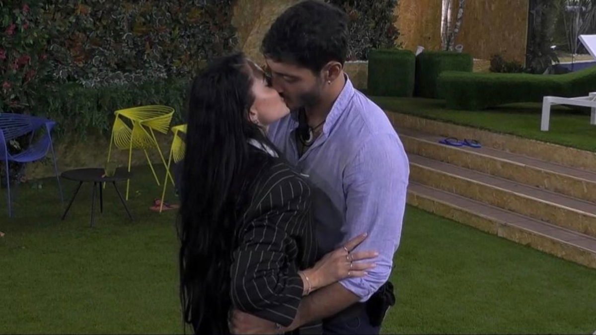 Bacio tra Javier e Shaila al Grande Fratello, lui ammette di avere una cotta article-post