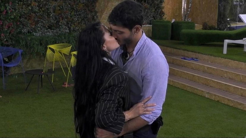 Bacio tra Javier e Shaila al Grande Fratello, lui ammette di avere una cotta preview