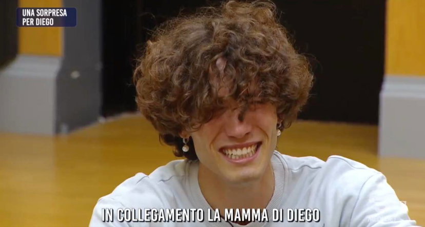 Diego Lazzari ad Amici: le parole della fidanzata Camilla De Pandis e di sua mamma preview