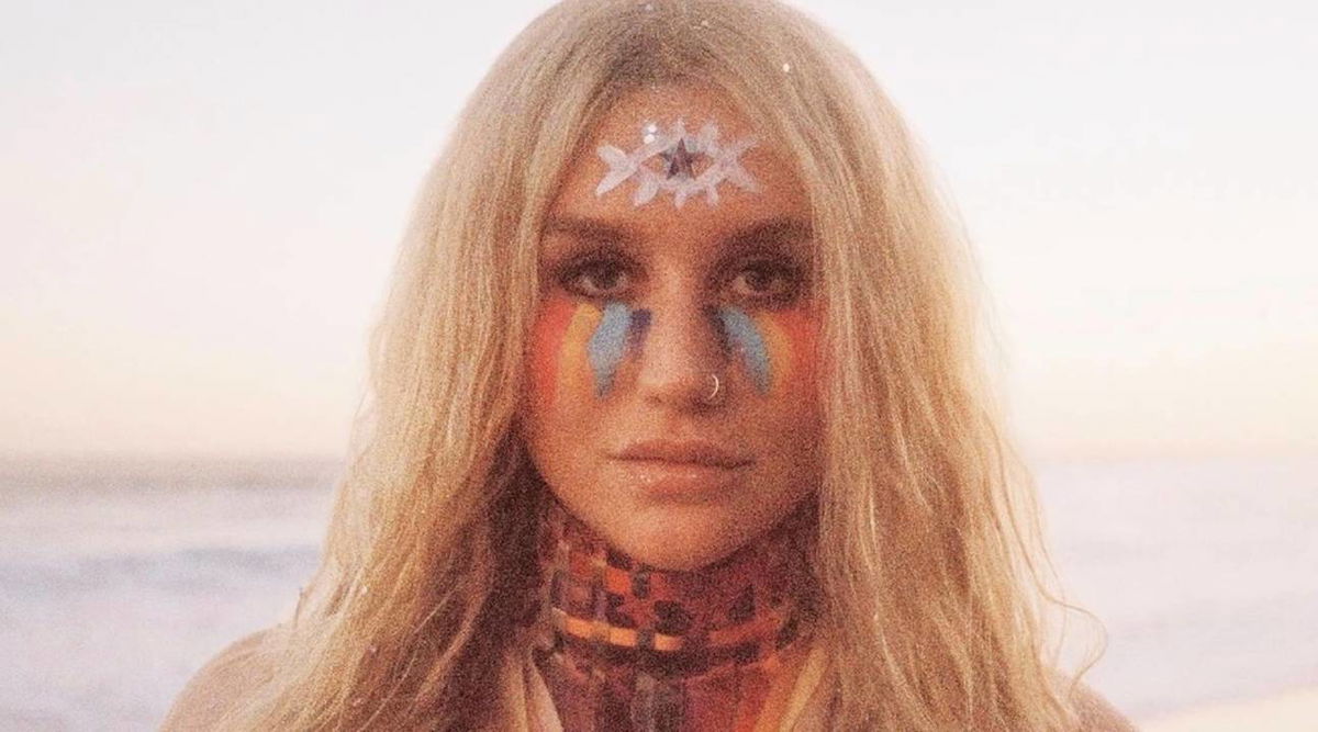 Kesha da un mese ha cambiato il testo di Tik Tok per andare contro Diddy article-post