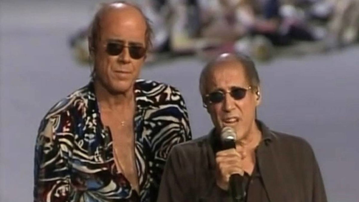 Teo Teocoli su Adriano Celentano: “Non mi risponde più al telefono” article-post