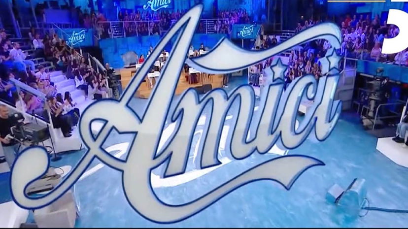 Anticipazioni di Amici 24, ospiti, esito sfide: arriva Amadeus article-post