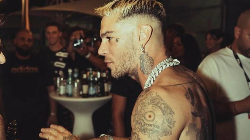 Perquisita la casa di Emis Killa: trovati 40mila euro in contanti e varie armi preview