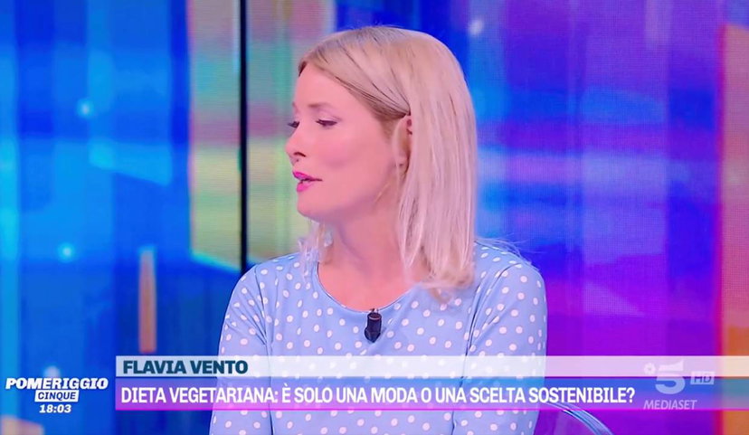 Flavia Vento a Pomeriggio 5 vede della carne e non si sente bene: “Sta malissimo, sta per piangere” preview