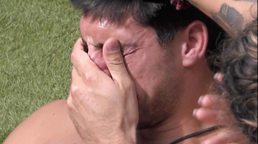 Pianto di Lorenzo al Grande Fratello: qualcosa non convince preview