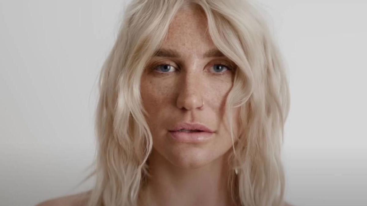 Rivelazioni di Kesha: “Devono avere paura di me. Smantellerò l’industria” article-post
