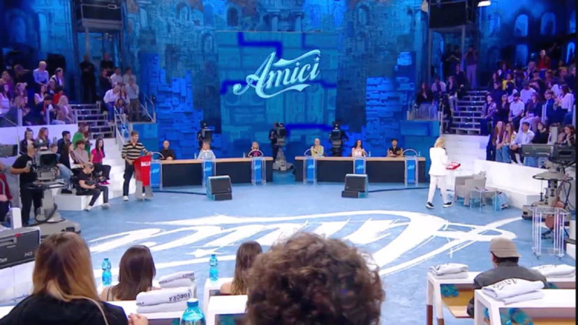 Spoiler di Amici 24: alunno tira una testata al banco e lo rovescia preview