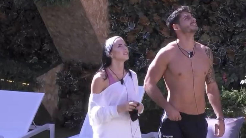 I primi aerei volano sopra la casa del Grande Fratello e sono tutti per Shaila preview