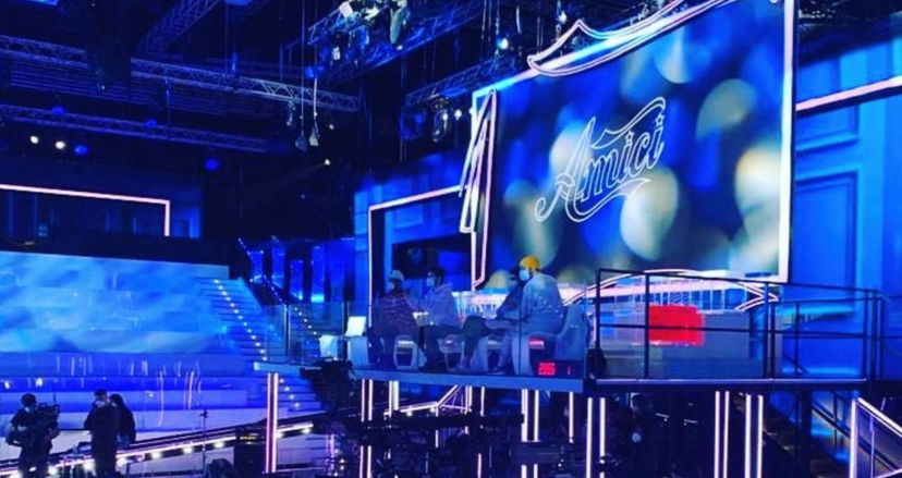 Un cantante di Amici: “Sono fidanzato con un uomo trans e vivo una relazione aperta” article-post