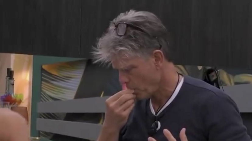 A Clayton Norcross si rompe un dente in diretta tv preview