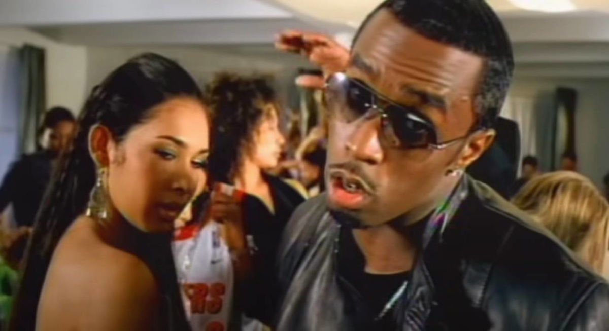 Diddy denunciato da Ashley Parham: “Tre uomini su di me con un telecomando” article-post