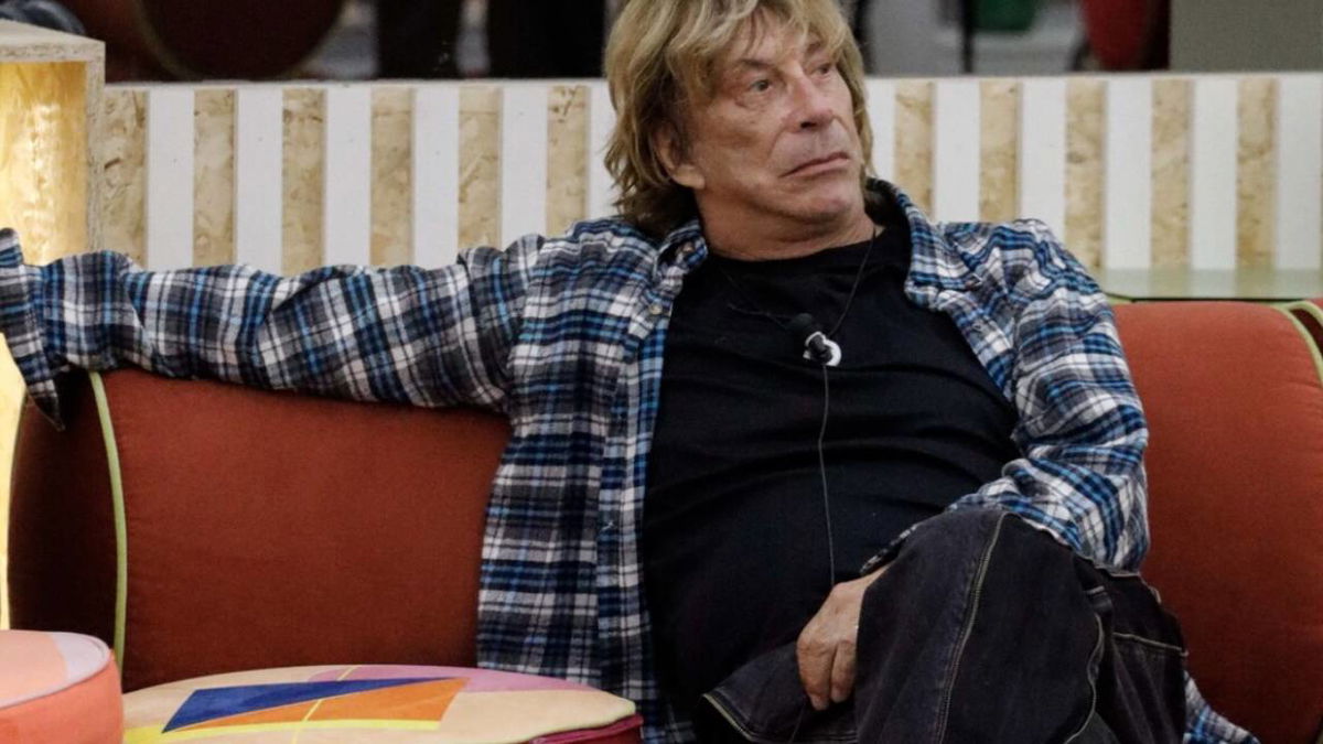 Enzo Paolo Turchi chiede scusa alla famiglia di un vip: “Me lo hanno chiesto in Confessionale” article-post