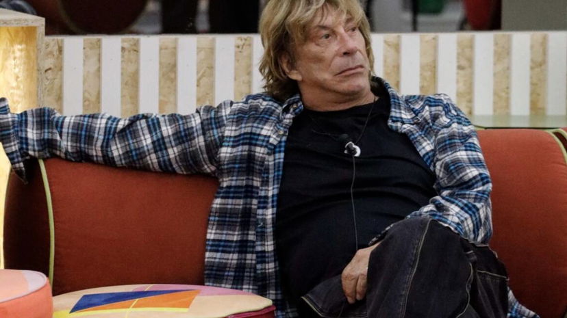 Enzo Paolo Turchi chiede scusa alla famiglia di un vip: “Me lo hanno chiesto in Confessionale” preview